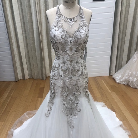 Wedding gowns - Picture 2 of 5